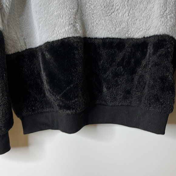 No Boundaries Womens Colorblock Faux Fur Fuzzy Pullover Sweater Size XL 15-17 - Picture 7 of 8